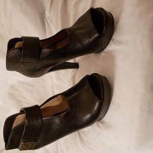 MK Black Leather Pumps